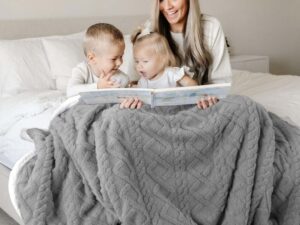 Venedikt jorgan 200x230 cm sa 2 jastučnice 70x50 cm od pliša i veštačkog krzna – mekan, topao i elegantan set za spavaću sobu.